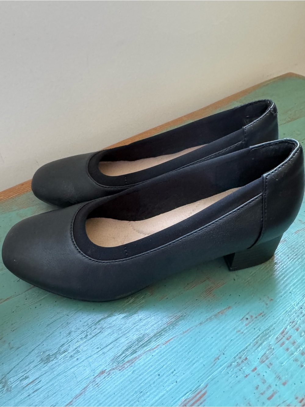 Simple Black Pumps
